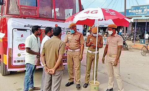 போச்சம்பள்ளியில் தீ செயலி குறித்து பொதுமக்களிடம் செயல்விளக்கம் அளித்த தீயணைப்புத்துறையினர்.