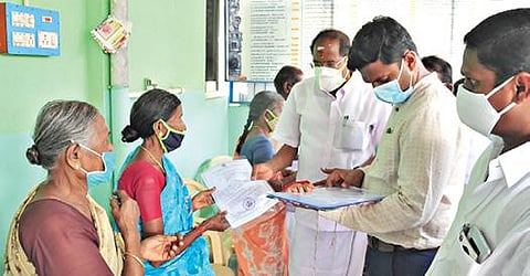 நாமக்கல் மாவட்டம் குமாரபாளையத்தில் நடந்த நிகழ்ச்சியில், முதியோர் மற்றும் விதவை உதவித்தொகை வழங்குவதற்கான ஆணைகளை பயனாளிகளுக்கு அமைச்சர் பி. தங்கமணி வழங்கினார்.