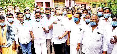 வணிகர், வர்த்தக சங்க நிர்வாகிகளுடன் மதுரைக் கோட்ட ரயில்வே  மேலாளரிடம்  மனு அளிக்க வந்த  திண்டுக்கல் திமுக எம்பி வேலுச்சாமி.  படம்:எஸ்.கிருஷ்ணமூர்த்தி