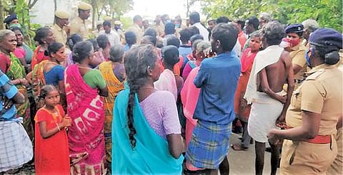 டாஸ்மாக் கடையை திறக்க எதிர்ப்பு தெரிவித்து முற்றுகை போராட்டம் நடத்தினர்.