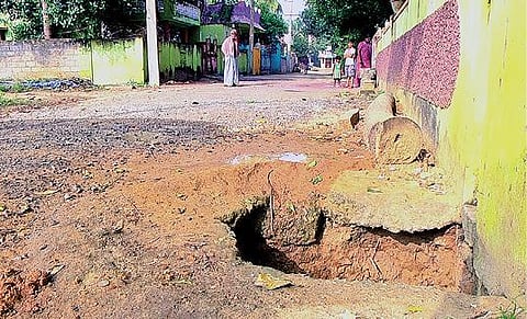 மரக்காணம் பேரூராட்சி செல்லியம்மன் கோயில் பகுதியில் சிதிலம் அடைந்த தார்சாலை.