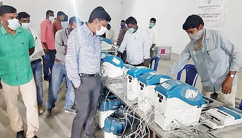 கள்ளக்குறிச்சியில் மின்னணு வாக்குப் பதிவு இயந்திரம் இயக்கம் குறித்து ஆய்வு செய்யும் ஆட்சியர் கிரண்குராலா.