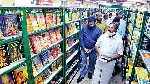 சென்னை எழும்பூர் அரசு அருங்காட்சியக வளாகத்தில் உள்ள கன்னிமரா நூலகம் அருகில் புதுப்பிக்கப்பட்ட 'நிரந்தர புத்தகக்காட்சி' அரங்கை தமிழ் வளர்ச்சித் துறை அமைச்சர் க.பாண்டியராஜன் நேற்று திறந்து வைத்து பார்வையிட்டார். தென்னிந்திய புத்தக விற்பனையாளர் மற்றும் பதிப்பாளர் சங்கத் தலைவர் ஆர்.எஸ்.சண்முகம் உள்ளிட்டோர் உடனிருந்தனர். படம்: ம.பிரபு