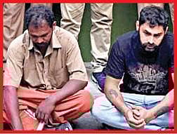 தீயுடன் யானை ஓடும் காட்சி சமூக வலைதள வீடியோவில் பதிவாகியுள்ளது. (அடுத்த படம்) யானையின் காதில் தீயால் ஏற்பட்ட காயங்களை ஆய்வு செய்த கால்நடை மருத்துவர்கள்.படம்: ஆர்.டி.சிவசங்கர்