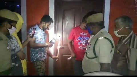 கைது செய்யப்பட்ட ரேமண்ட் டீன் (28) மற்றும் பிரசாந்த் (36).