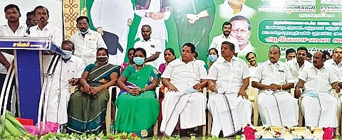 செய்யாறில் நடைபெற்ற அதிமுக பூத் கமிட்டி ஆலோசனைக் கூட்டத்தில் பேசும் அமைச்சர் சேவூர் எஸ்.ராமச்சந்திரன். அருகில், மாவட்டச் செயலாளரும் சட்டப்பேரவை உறுப்பினருமான தூசி கே.மோகன் உள்ளிட்டோர்.