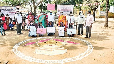 பெண் குழந்தைகளின் கனவு என்ற தலைப்பில் நடத்தப்பட்ட ஓவிய போட்டியில் வெற்றி பெற்ற மாணவிகளுக்கு பரிசு வழங்கிய மாவட்ட திட்ட அலுவலர் கந்தன்.