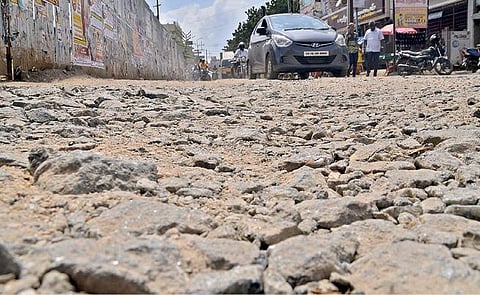 திருநெல்வேலியில் புழுதி மயமாக காட்சியளிக்கும் சுவாமி நெல்லையப்பர் கோயில் நெடுஞ்சாலை. (அடுத்த படம்) முற்றிலும் பெயர்ந்து கிடக்கும் திருநெல்வேலி சந்திப்பு மதுரை சாலை.  படங்கள் :மு.லெட்சுமி அருண்