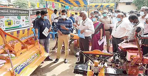 கள்ளக்குறிச்சியில் வேளாண் இயந்திரங்கள் கண்காட்சியை திறந்து வைத்து பார்வையிடும் ஆட்சியர் கிரண்குராலா.