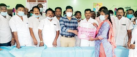 தியாகையில் மினி கிளினிக்கை திறந்து வைத்து கர்ப்பிணி பெண்களுக்கு அம்மா ஊட்டச்சத்து பெட்டகங்களை வழங்கும் ஆட்சியர் கிரண் குராலா.