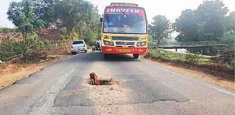 சிதம்பரம்- திருச்சி தேசிய நெடுஞ்சாலையில் குமராட்சி ஷெட்டர் பகுதி அருகே சாலையில் உள்ள பள்ளம்.