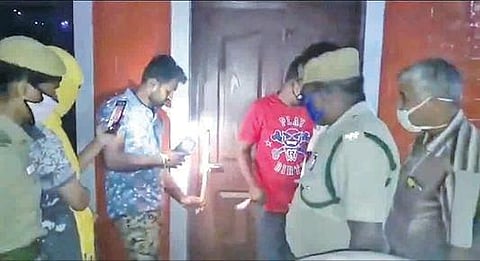 மசினகுடி பகுதியில் யானைக்கு தீ வைத்த சம்பவம் கைதானவர்களை குண்டர் சட்டத்தில் அடைக்க பரிந்துரை