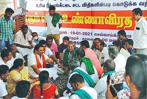 காங்கயத்தில் 5-வது நாளாக விவசாயிகள் உண்ணாவிரதம்