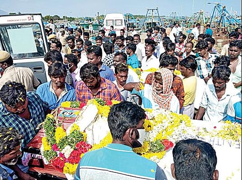 கோட்டைப்பட்டினத்தில் மீனவர்களின் உடலுக்கு அஞ்சலி செலுத்தும் பொதுமக்கள்.