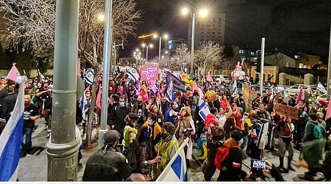 ஜெருசேலம் நகரில் பிரதமர் நெதன்யாகுவுக்கு எதிராக மக்கள் போராட்டம் நடத்திய காட்சி : படம் உதவி ட்விட்டர்