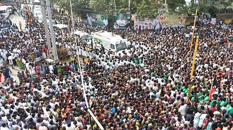 வேலை கையில் பிடித்துக் கொண்டு வேஷம் போடுகிறார் ஸ்டாலின்: கோவை பிரச்சாரத்தில் முதல்வர் கே.பழனிசாமி குற்றச்சாட்டு