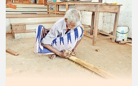 பிள்ளையார்பட்டி அருகே தச்சு வேலையில் அசத்தும் பார்வையற்ற முதியவர்
