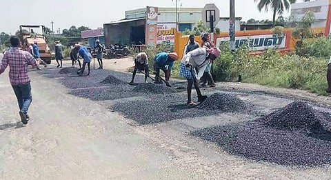திருநெல்வேலி- தென்காசி இடையே உருக்குலைந்த சாலையை தற்காலிகமாக பழுது பார்க்கும் பணி நடைபெறுகிறது. ஆலங்குளம் அருகே சாலையை சீரமைக்கும் பணியில் தொழிலாளர்கள் ஈடுபட்டனர் .