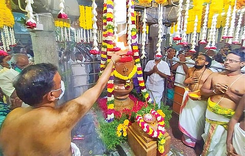 காளிப்பட்டி கந்தசாமி கோயிலில் நேற்று கொடியேற்றத்துடன் தைப்பூச திருவிழா தொடங்கியது. இதையொட்டி, கொடிமரத்துக்கு சிறப்பு பூஜை நடந்தது. இதில், ஏராளமான பக்தர்கள் பங்கேற்று வழிபட்டனர்.