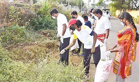 சேலம் சூரமங்கலம் மண்டலத்துக்கு உட்பட்ட அழகாபுரம் காட்டூர் பகுதியில் குப்பைகள் சேகரிக்கும் பணியில் ஈடுபட்ட மாநகராட்சி ஆணையர் ரவிச்சந்திரன் மற்றும் தன்னார்வலர்கள்.