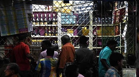 கரோனா காலத்தில் உயிரிழந்த டாஸ்மாக் விற்பனையாளர்களுக்கு ரூ.40 லட்சம் இழப்பீட்டுத் தொகை வழங்க வேண்டும்: துணை முதல்வரிடம் கோரிக்கை மனு