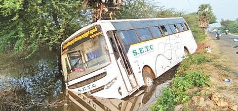 விருத்தாசலம் அருகே  அரசு விரைவுப் பேருந்து ஏரிக்குள் இறங்கியது