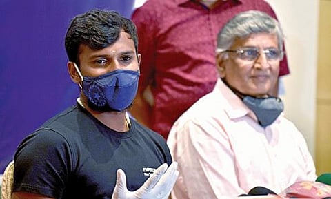 சேலத்தில் செய்தியாளர்களை சந்தித்த கிரிக்கெட் வீரர் நடராஜன். அருகில் தமிழ்நாடு கிரிக்கெட் சங்க செயலாளர் ராமசாமி.படம்: எஸ்.குரு பிரசாத்