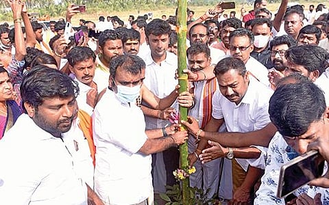 பிப்.6-ல் சேலத்தில் பாஜக இளைஞரணி மாநில மாநாடு நடக்கிறது. இதையொட்டி, நேற்று சேலம் கெஜ்ஜல்நாயக்கன்பட்டியில் நடந்த கால்கோள் விழாவில், பாஜக மாநிலத் தலைவர் முருகன், பந்தல்காலை நட்டு வைத்தார். அருகில் இளைஞர் அணி மாநிலத் தலைவர் வினோஜ் பா.செல்வம், மாநகர் மாவட்ட தலைவர் சுரேஷ்பாபு உள்ளிட்டோர்.படம்: எஸ்.குரு பிரசாத்