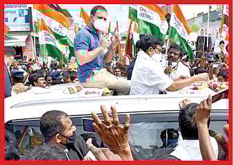 பூந்துறை பகுதியில் காரில் இருந்தவாறே பேசிய ராகுல் காந்தி.