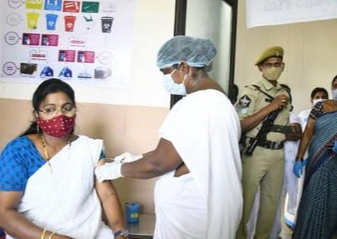 16 லட்சம் சுகாதார பணியாளர்களுக்கு கோவிட்-19 தடுப்பூசி