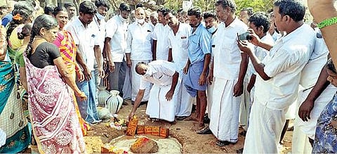 திருவண்ணாமலை மாவட்டம் வெம்பாக்கம் அருகே வடமணப்பாக்கம் மேல்நிலைப்பள்ளியில் ரூ52.31லட்சம் மதிப்பீட்டில் கூடுதல் வகுப்பறை கட்டடம் கட்ட அடிக்கல் நாட்டினார் எம்எல்ஏ தூசி கே.மோகன்.