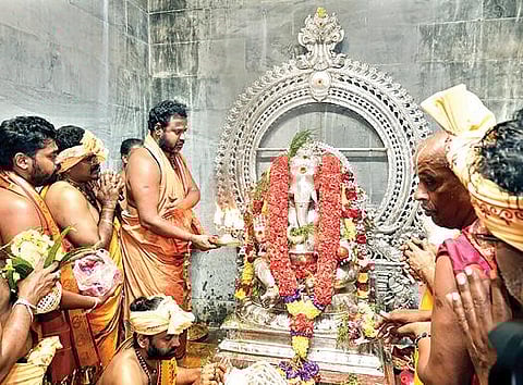 வேலூர் அடுத்த அரியூர் புரம் தங்க கோயில் வளாகத்தில் புதிதாக கட்டப்பட்ட சக்தி கணபதி கோயில் குடமுழுக்கு விழா நேற்று நடைபெற்றது. சக்தி கணபதி சிலைக்கு சக்தி அம்மா சிறப்பு பூஜைகளை செய்து தீபாராதனை காண்பித்தார்.