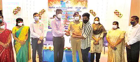 தூத்துக்குடியில் தேசிய வாக்காளர் தின விழிப்புணர்வு சைக்கிள் பேரணி நடைபெற்றது. 		      படம் என்.ராஜேஷ்