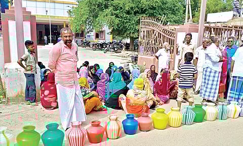 திருநெல்வேலி மாநகராட்சி 32-வது வார்டில் குடிநீர் வழங்க வலியுறுத்தி  மண்டல அலுவலகம் முன் காலி குடங்களுடன் முற்றுகை போராட்டம் நடத்திய  பொதுமக்கள். 							   படம்: மு.லெட்சுமி அருண்