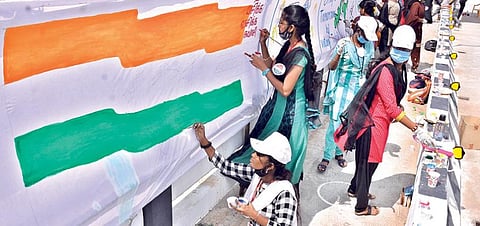 திருநெல்வேலி கொக்கிரகுளத்தில் உள்ள தாமிரபரணி  புதிய பாலத்தில்  கட்டப்பட்டிருந்த பதாகையில் மாணவ, மாணவிகளும், பொதுமக்களும்  வாக்காளர் தின விழிப்புணர்வு ஓவியங்களை வரைந்தனர்.  		         படம்: மு.லெட்சுமி அருண்