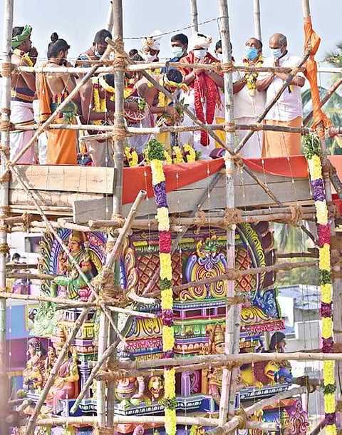 எடப்பாடி அடுத்த நெடுங்குளம் ஊராட்சி கோனேரிப்பட்டியில் உள்ள ஓம் காளியம்மன் கோயில் கும்பாபிஷேக விழா நேற்று நடைபெற்றது. இதில், முதல்வர் பழனிசாமி பங்கேற்று கோபுர தரிசனம் செய்தார்.              படம்: எஸ். குரு பிரசாத்