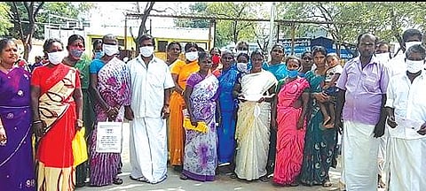 விருதுநகர் மாவட்ட ஆட்சியரிடம் மனு அளிக்க வந்த கே.புதூர் பகுதி மக்கள்.