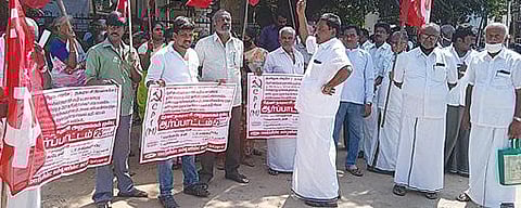 தேனி நகராட்சி அலுவலகம் முன் குடிநீர் கட்டண உயர்வைக் கண்டித்து மார்க்சிஸ்ட் கம்யூனிஸ்ட் கட்சி சார்பில் கண்டன ஆர்ப்பாட்டம் நடைபெற்றது.