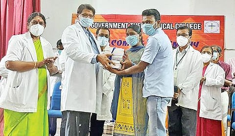 தேனி மருத்துவக் கல்லூரியில் முதலாம் ஆண்டு மாணவர்களுக்கு பாடப்புத்தகங்களை வழங்கினார் முதல்வர் இளங்கோவன்.