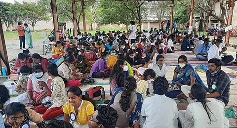 போராட்டத்தில் ஈடுபட்டுள்ள சிதம்பரம் ராஜா முத்தையா மருத்துவக்கல்லூரி மாணவர்களுக்கு முதுகலை மாணவர்கள் பாடம் நடத்தினர்.