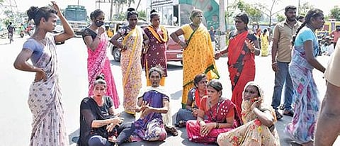 கடலூரில்  ஆட்சியர் அலுவலகம் எதிரே போலீஸாரை கண்டித்து திருநங்கைகள் சாலை மறியல் போராட்டத்தில் ஈடுபட்டனர்.