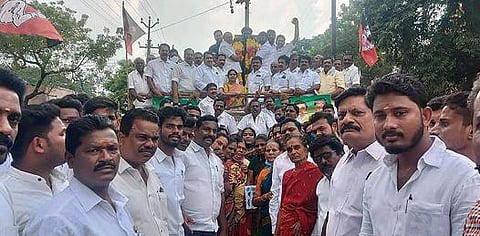 சிதம்பரம் அண்ணாமலைநகரில் மொழிப்போர் தியாகி ராஜேந்திரன் சிலைக்கு  அதிமுக சார்பில் எம்எல்ஏக்கள் பாண்டியன், முருகுமாறன் ஆகியோர் மாலை அணிவித்து மரியாதை செலுத்தினர்.