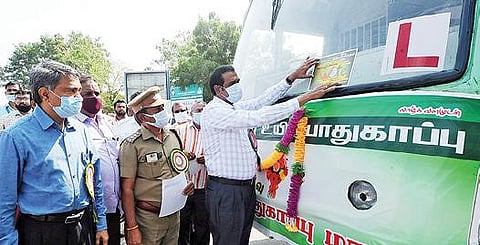 திருவள்ளூர் மாவட்டத்தில் தேசிய வாக்காளர் தினத்தையொட்டி வாகனங்களில் வாக்காளர் விழிப்புணர்வு வில்லைகளை திருவள்ளூர் மாவட்ட ஆட்சியர் பொன்னையா ஒட்டினார்.