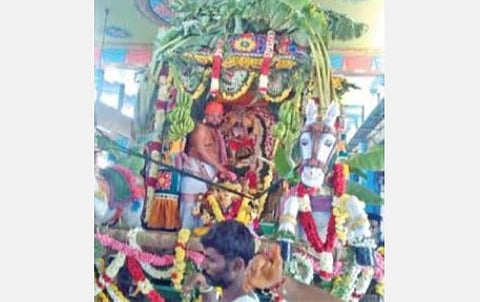 திருவேற்காடு தேவி கருமாரியம்மன் கோயிலில் தேர்த் திருவிழா நேற்று எளிமையாக நடைபெற்றது. இதில், திரளான பக்தர்கள் பங்கேற்றனர்.