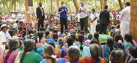 கரூர் மாவட்டம் வாங்கல் அருகே மாரிக்கவுண்டன்பாளையத்தில் நேற்று நடைபெற்ற விவசாயிகள் சந்திப்பு நிகழ்ச்சியில் பேசிய காங்கிரஸ் கட்சியின் முன்னாள் தலைவர் ராகுல் காந்தி.படம்: எம்.மூர்த்தி