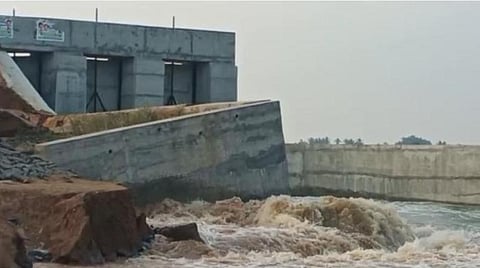 விழுப்புரம் அருகே தடுப்பணைச் சுவர் சேதம்: 4 பொறியாளர்கள் சஸ்பெண்ட்