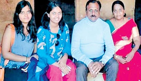 மூத்த மகள் அலக்யா, சாய் திவ்யா, புருஷோத்தம் நாயுடு, பத்மஜா (கோப்புப்படம்)