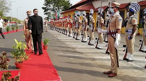 தேசியக் கொடியை ஏற்றிவைத்து அணிவகுப்பைப் பார்வையிட்ட மாவட்ட ஆட்சியர் அர்ஜூன் சர்மா | படங்கள் வீ.தமிழன்பன்.