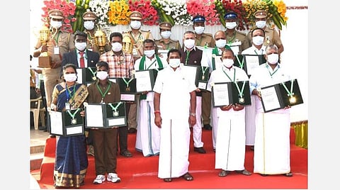 பொதுமக்கள் உயிரைக் காத்த கால்நடை மருத்துவர், ரயில் ஓட்டுநர், தனியார் வாகன ஓட்டுநருக்கு அண்ணா பதக்கம்: முதல்வர் பழனிசாமி வழங்கினார்