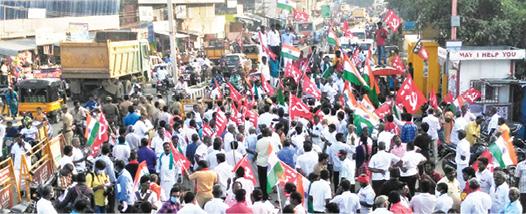 திருவண்ணாமலை காமராஜர் சிலை அருகே இரு சக்கர வாகனத்தில் பேரணியாக சென்ற திமுக கூட்டணி கட்சியினர்.